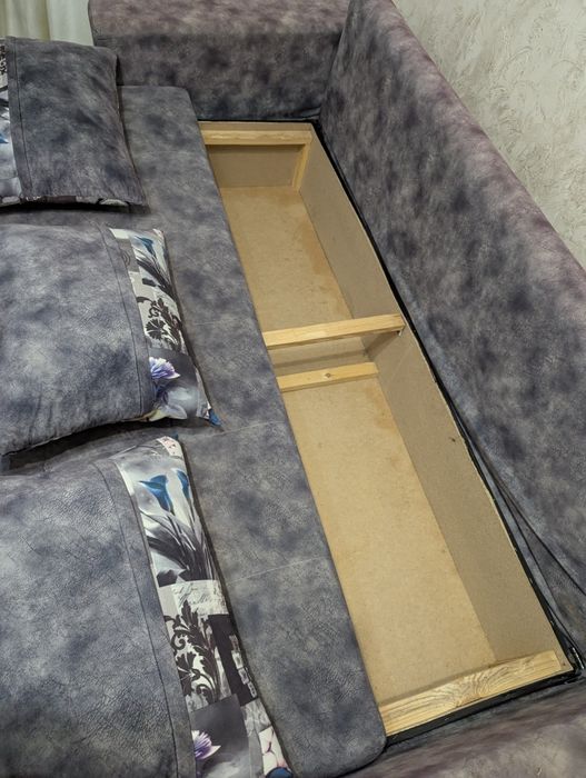 Раскладной диван с подушками