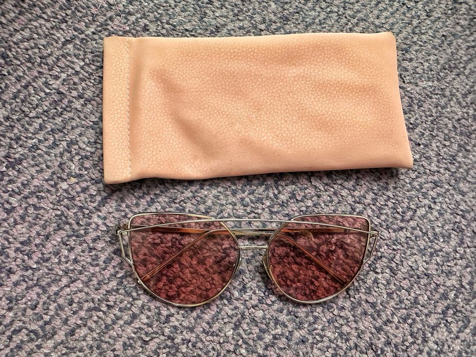 Слънчеви очила с подарък калъф