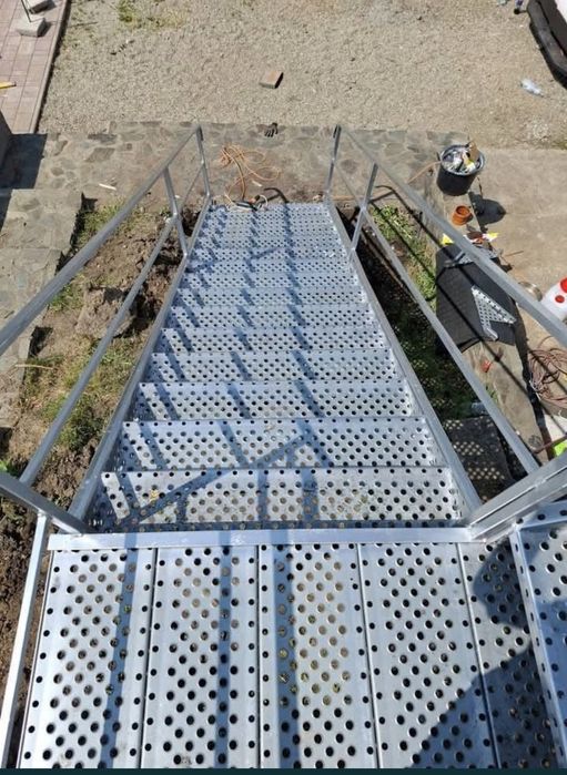Vând scarii metalice zincate exterioare și pentru incendii , platforme
