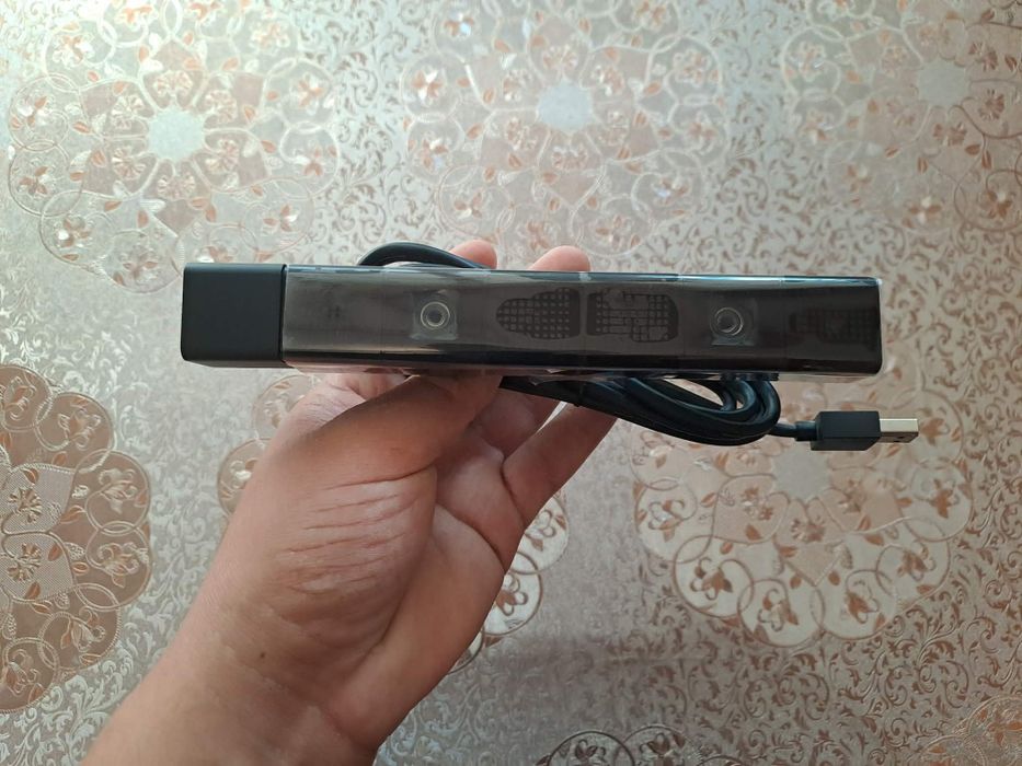 Pachet PlayStation 4 500GB + 2 Manete Originale + Cameră PS4 + Dock Încărcare + 8 Jocuri