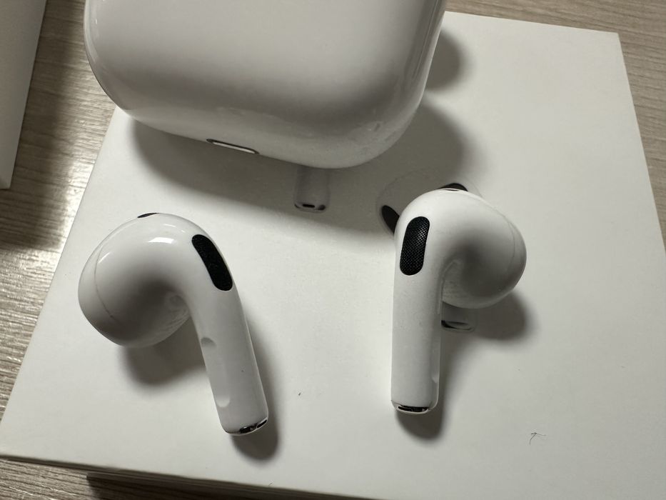 Продам Air pods 3 кейс и левый наушник