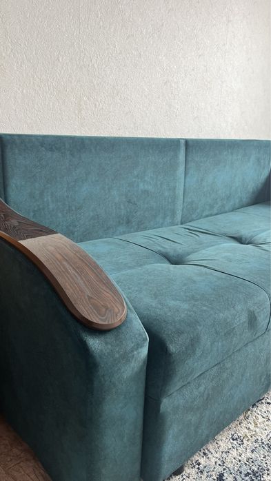 Диван зеленый.