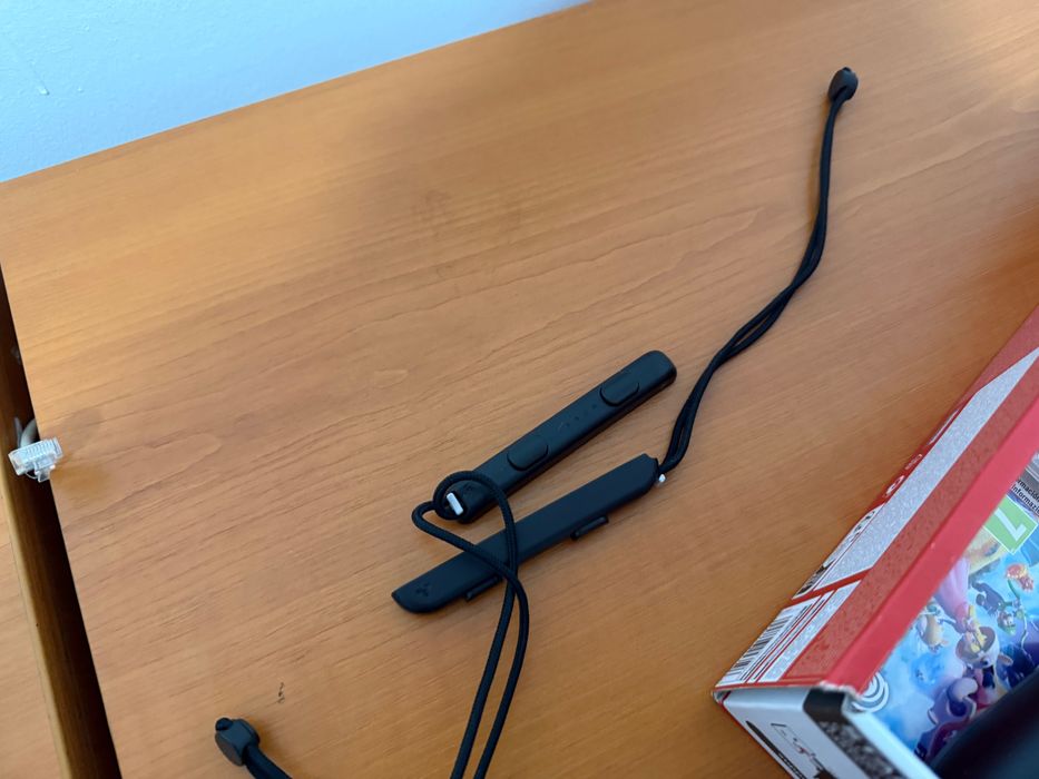 Nintendo switch red and blue si doua jocuri Mario si need for speed