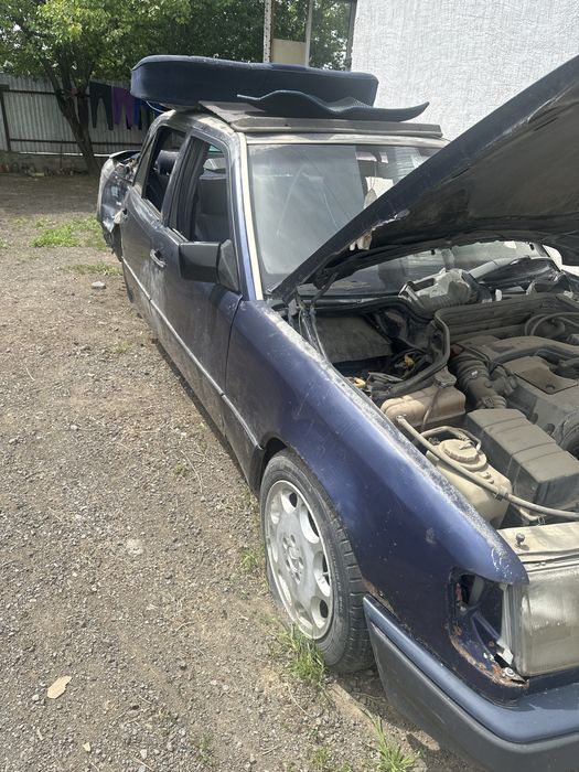продам мерседес E 300  писать по вацапу