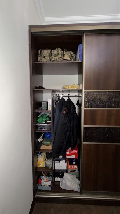 Высокий шкаф в отличном состояний
