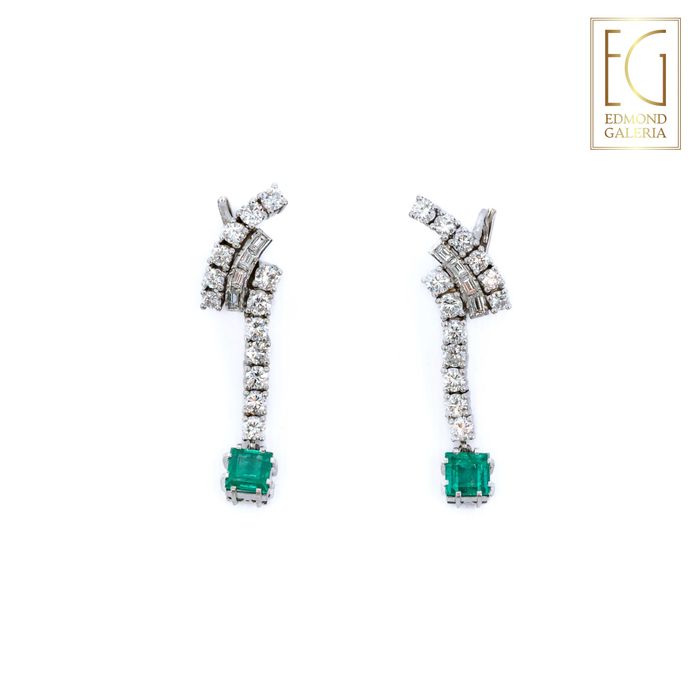 Pereche de cercei Alberto Kling (Bogota, Colombia) din platină și aur alb, decorată cu smaralde și diamante, însoțită de cutia originală