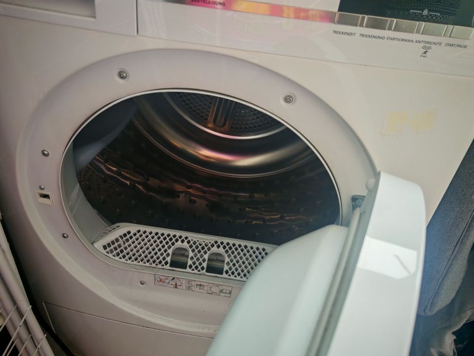 Продавам сушилня Sharp 7 кг.