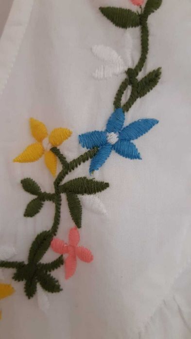 Camasa de noapte culoarea alb, cu broderie florala pe piept Bumbac