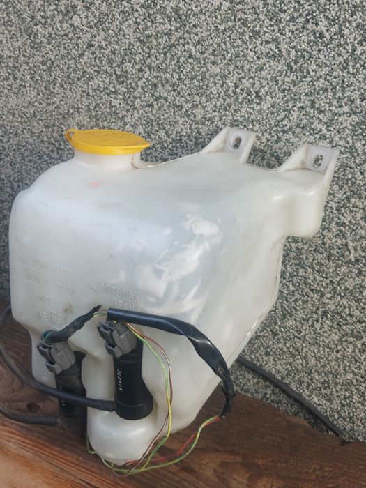 Бочёк омывателя    на    Subaru Outback  2000 год .