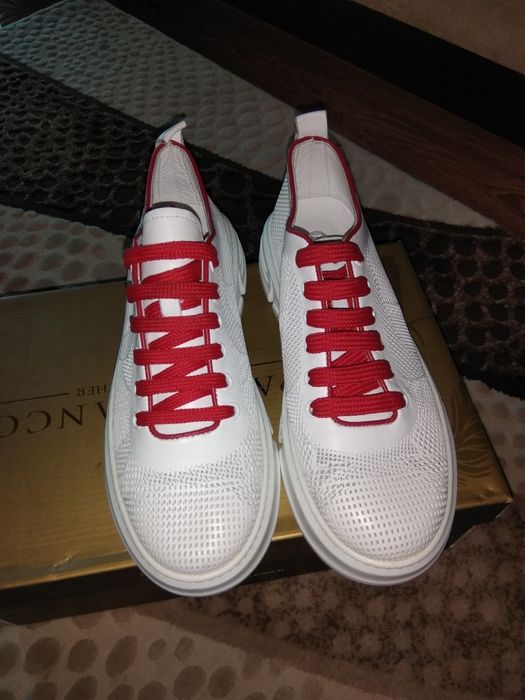 Продам женские кроссовки.