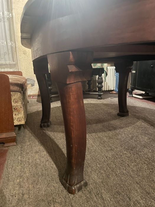 Masă extensibilă din lemn masiv cu 10 scaune sculptate, stil clasic
