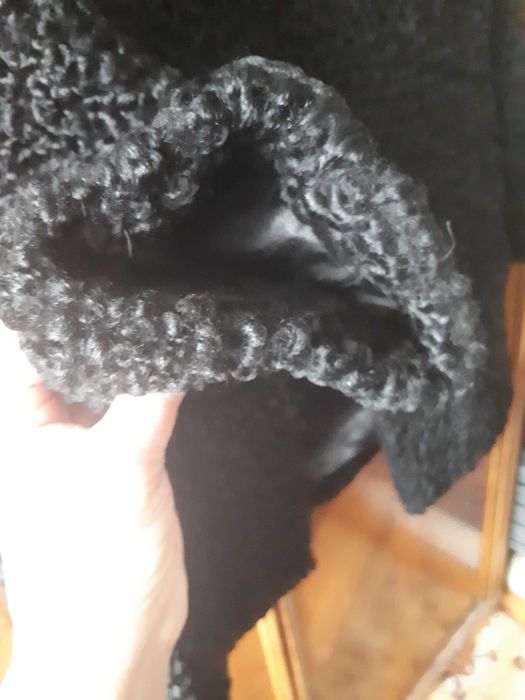 Haina neagră de blană astrahan cu gulerul de nurca + pălărie asortata