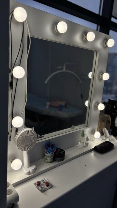 Продам гримёрное зеркало с подсветкой