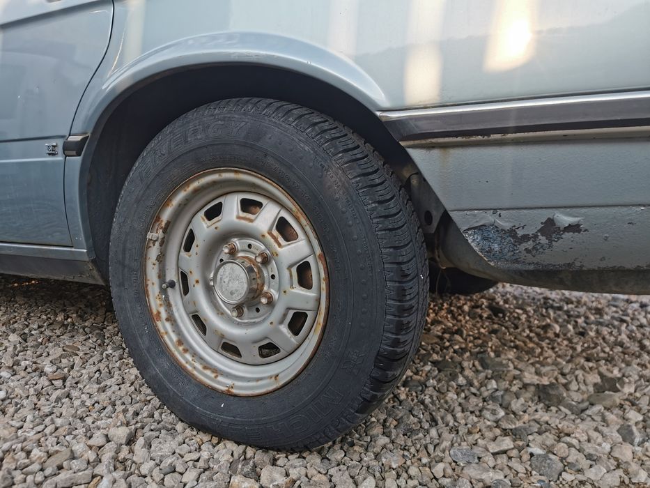 BMW 518 E12, benzina