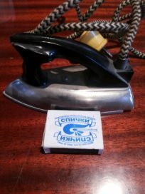 Продается коллекционый мини утюжок.