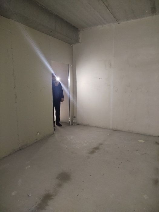 1 хоналик новостройка сотилади!!! Янгийул центирда.