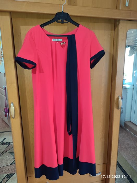 Продам женские платья.