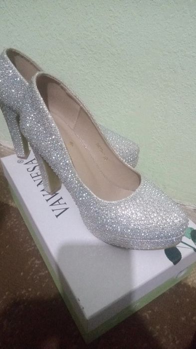 Toʻy uchun toshli tufli