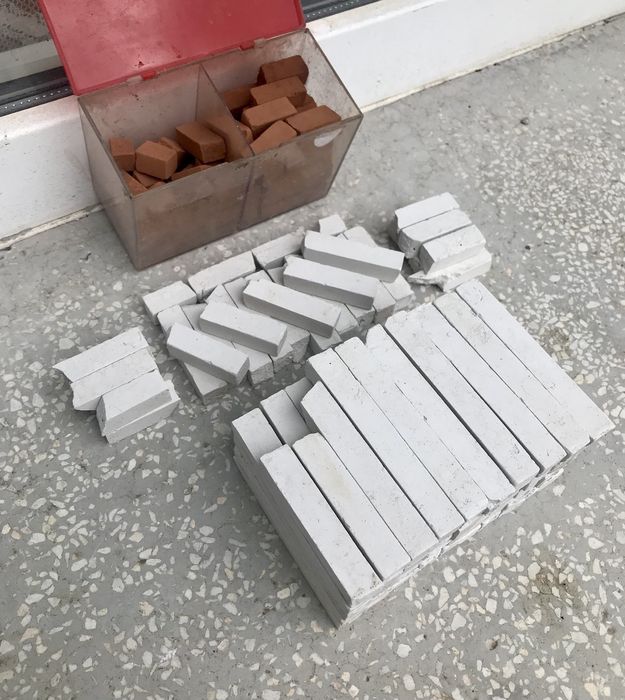 Тебешири бели/червени