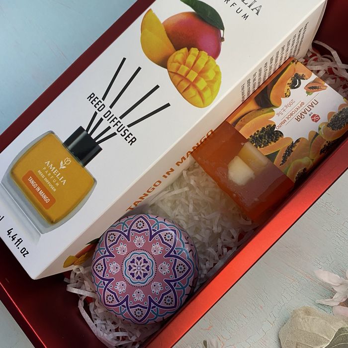 Подарок женщине на 8 марта