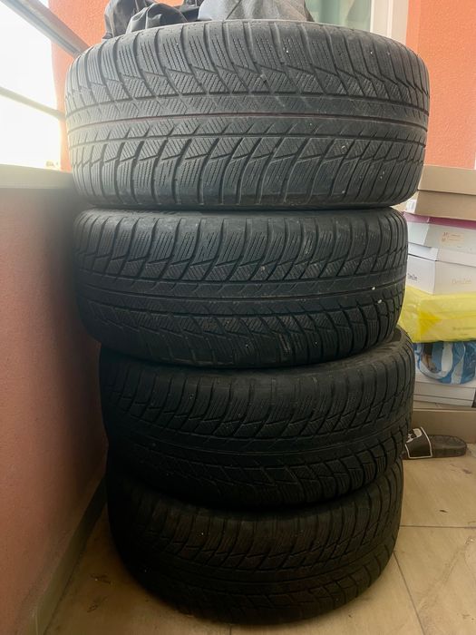 Зимни гуми Bridgestone 225/50/17 (на малко километри)