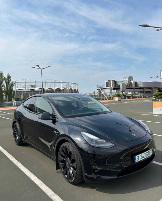 Vând Tesla Model Y 2022 Performance 11.739 km, 40.000 EUR, TVA inclus, deductibil