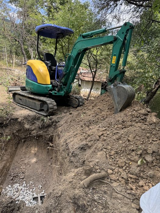 Изкопни дейности с мини багер и самосвал.