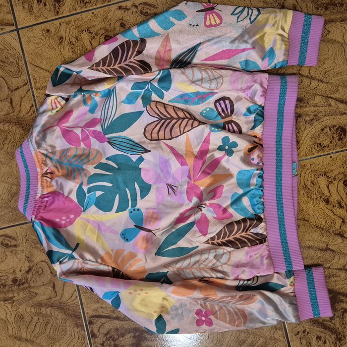 Яке за момиченце.Шарено и красиво.