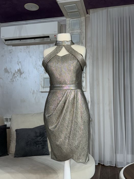 Елегантна вечерна рокля в металически златист нюанс