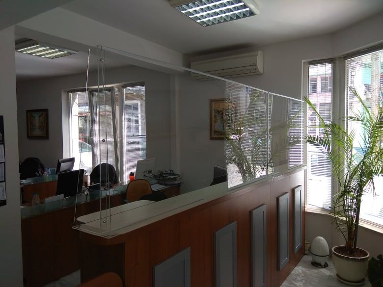 Плексигласови Прегради и Паравани – За Магазини, Рецепции, Аптеки