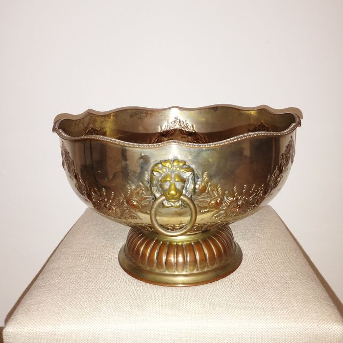 Vas decorativ din metal(1890-1940)