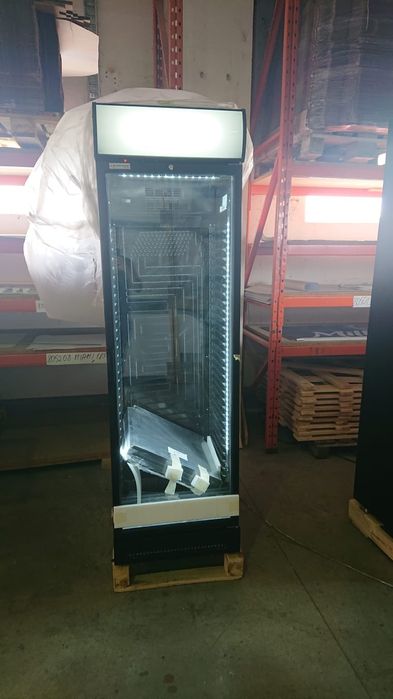 Vitrina verticala AHT D372 - Refrigerare / LED / Profesionala