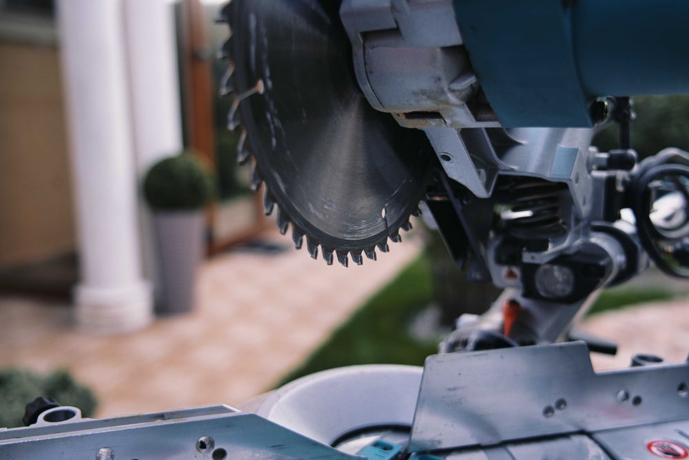 Циркуляр герунг Makita LS0815FL 216мм / 1400W — професионален