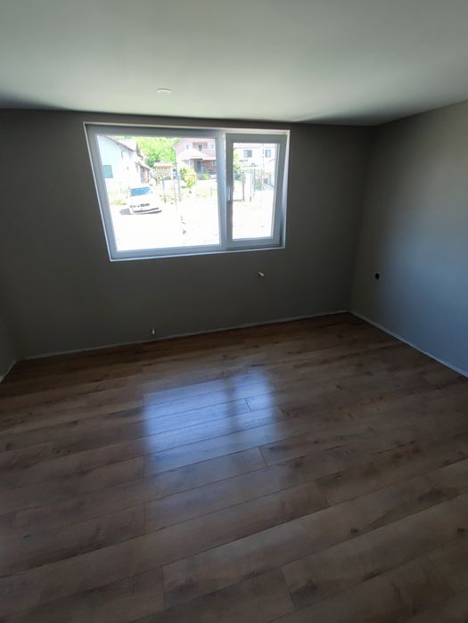 Casa de vânzare valea slatinitei la strada principala drum asfaltat