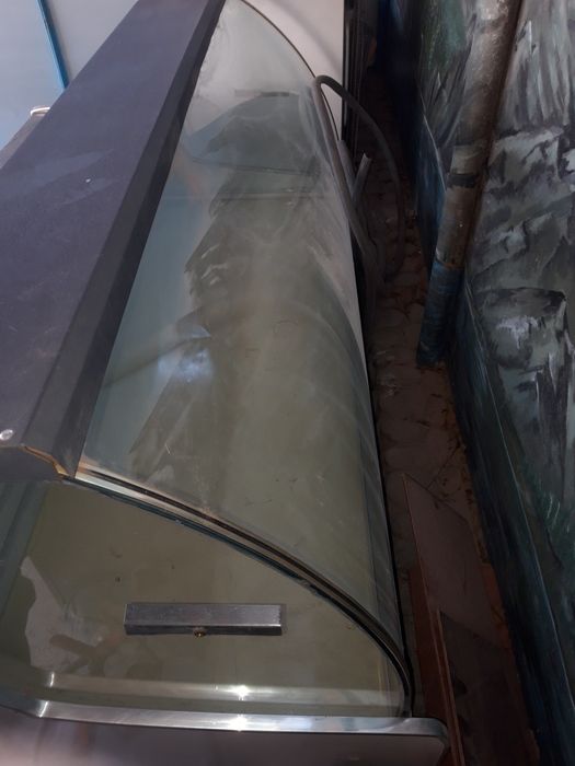 Продается витринный холодильник