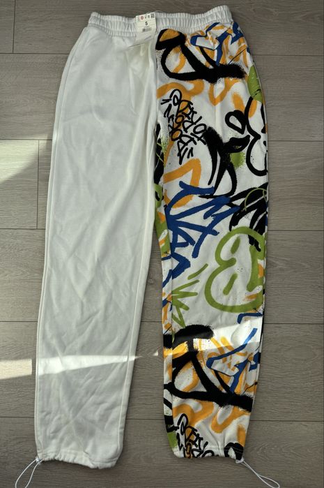 Pantaloni albi cu grafitti, Cropp