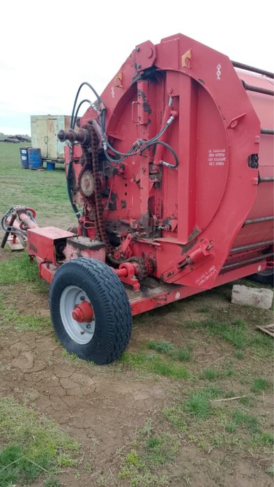 Продам рулоновый пресс подборщик.