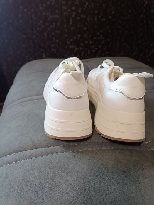 Skidka narxda krasovkalar sotiladi Proizvodstvo USA