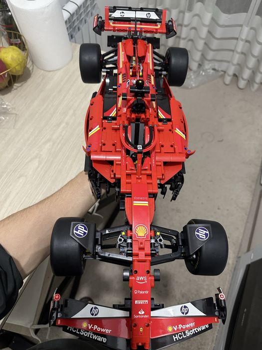 Лего болид Ферари SF-24 собраный