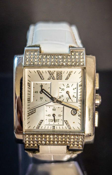 Продавам часовник Espirit