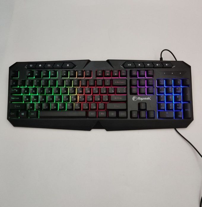 Kompyuterxona sotiladi 3400$ kelishiladi  stoli va origina temir kojal