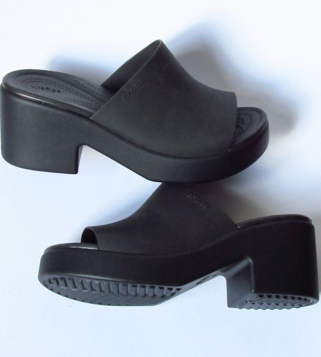 Crocs BROOKLYN HEEL - Heeled mules - black