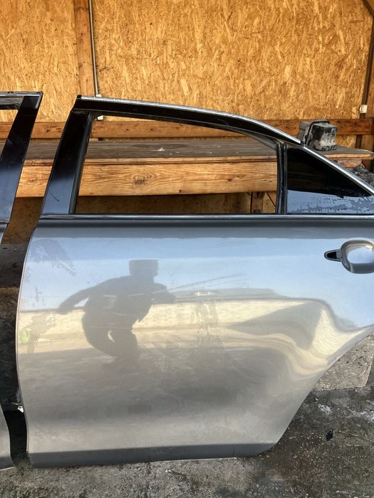 Продам двери на Камри 40