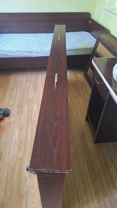 Ortopedik matras va saqlash javoniga ega karavot.
