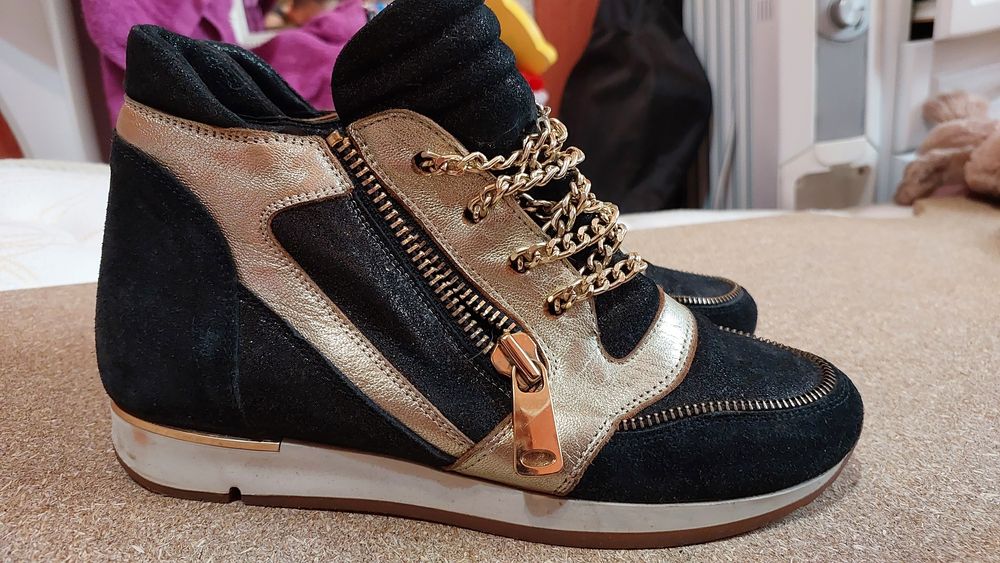 Продаю ботинки демисезонные Tucino