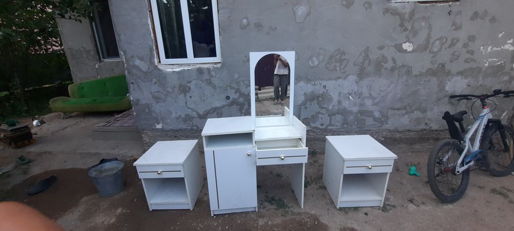 Продам тумбочку с зеркалом !