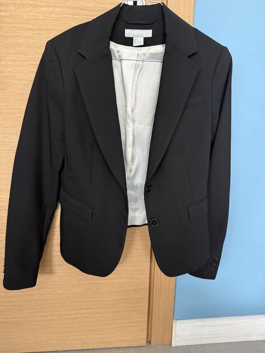 Вталено, късо, черно сако