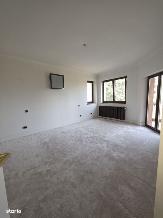 Casă de închiriat cu 6 camere în Damaroaia