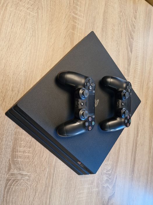 Перфектен Playstation 4 PRO 1TB
