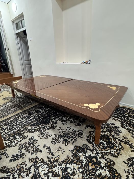 Стол / хонтахта, а также пять стульев